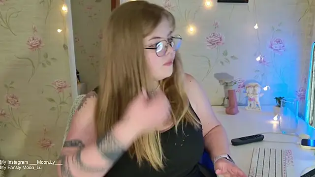 Snapshot of sinnamon_ chatting on October 28, 2025, 4:42 pm sinnamon online show from October 28, 2025, 4:42 pm