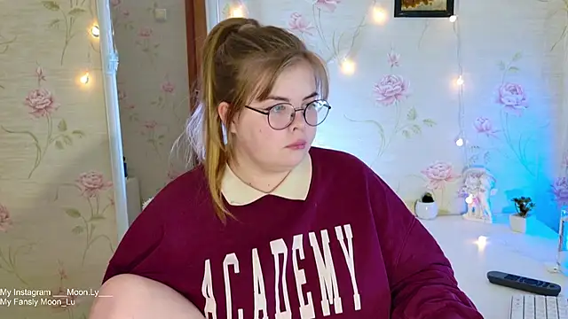 Snapshot of sinnamon_ chatting on November 3, 2025, 4:41 pm sinnamon online show from November 3, 2025, 4:41 pm