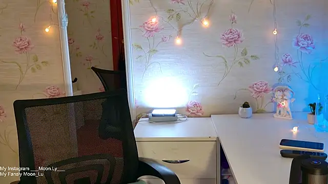 Snapshot of sinnamon_ chatting on November 5, 2025, 3:45 pm sinnamon online show from November 5, 2025, 3:45 pm