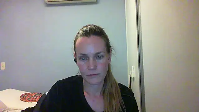 Snapshot of Annylove1 chatting on October 13, 2025, 12:21 am Annylove1 online show from October 13, 2025, 12:21 am