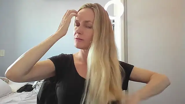 Snapshot of Annylove1 chatting on January 7, 2026, 12:18 pm Annylove1 online show from January 7, 2026, 12:18 pm