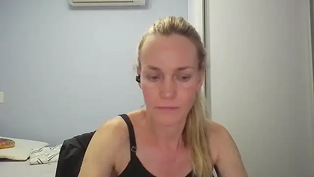 Snapshot of Annylove1 chatting on January 8, 2026, 12:24 am Annylove1 online show from January 8, 2026, 12:24 am