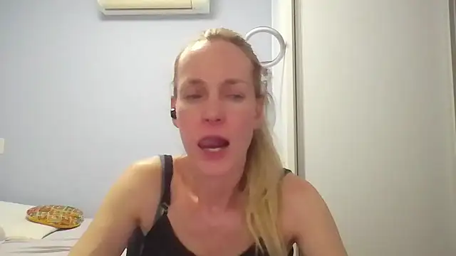 Snapshot of Annylove1 chatting on January 14, 2026, 12:16 am Annylove1 online show from January 14, 2026, 12:16 am