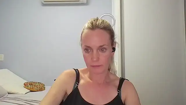 Snapshot of Annylove1 chatting on January 18, 2026, 12:36 am Annylove1 online show from January 18, 2026, 12:36 am