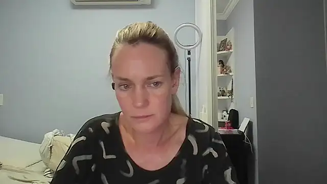 Snapshot of Annylove1 chatting on February 1, 2026, 12:31 am Annylove1 online show from February 1, 2026, 12:31 am