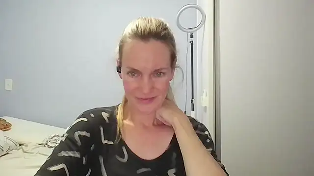 Snapshot of Annylove1 chatting on February 9, 2026, 12:25 am Annylove1 online show from February 9, 2026, 12:25 am