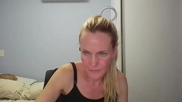 Snapshot of Annylove1 chatting on February 16, 2026, 12:07 am Annylove1 online show from February 16, 2026, 12:07 am