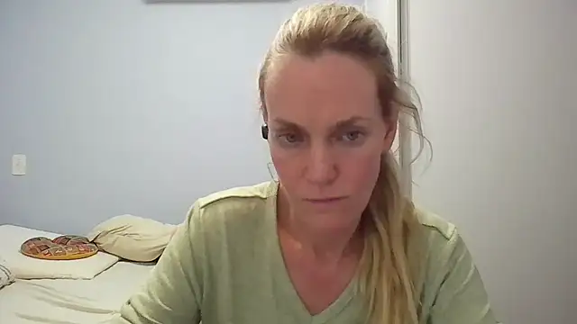 Snapshot of Annylove1 chatting on February 25, 2026, 12:09 am Annylove1 online show from February 25, 2026, 12:09 am