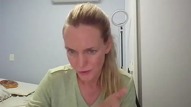 Snapshot of Annylove1 chatting on February 28, 2026, 12:44 am Annylove1 online show from February 28, 2026, 12:44 am