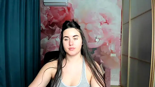 Snapshot of Roxie_Bradley chatting on December 15, 2024, 5:02 am Roxie Bradley online show from December 15, 2024, 5:02 am