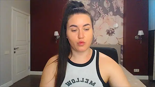 Snapshot of Roxie_Bradley chatting on January 3, 2025, 6:44 am Roxie Bradley online show from January 3, 2025, 6:44 am