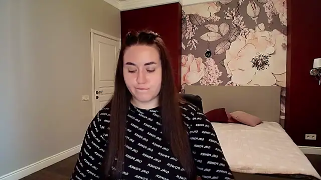 Snapshot of Roxie_Bradley chatting on October 6, 2025, 5:49 am Roxie Bradley online show from October 6, 2025, 5:49 am