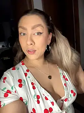 Snapshot of Im_sophiie chatting on February 10, 2026, 6:50 am Im sophiie online show from February 10, 2026, 6:50 am