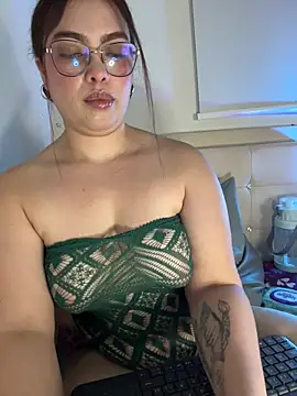 Snapshot of Liza_1 chatting on May 5, 2026, 8:28 pm Liza 1 online show from May 5, 2026, 8:28 pm