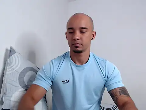 Snapshot of SimonRoberth chatting on December 17, 2025, 6:14 pm SimonRoberth online show from December 17, 2025, 6:14 pm