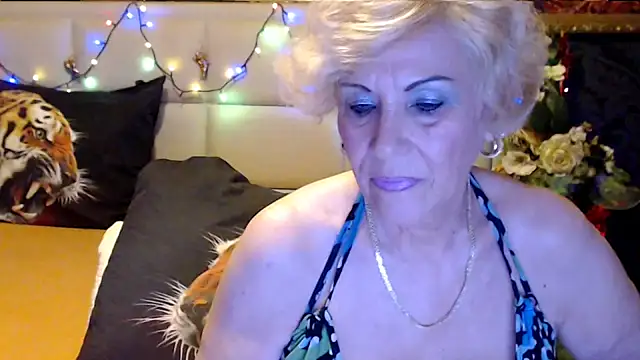 Snapshot of HappyWomanOn chatting on October 19, 2025, 9:21 am HappyWomanOn online show from October 19, 2025, 9:21 am