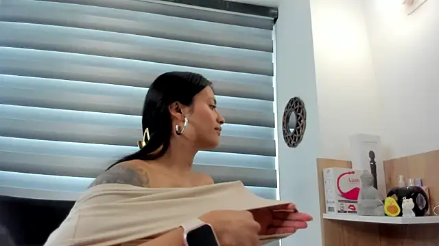 nia  white online show from January 28, 2025, 5:03 pm