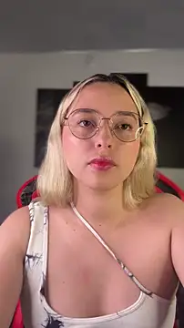 Snapshot of Irisweet_ chatting on December 18, 2025, 10:27 pm Irisweet online show from December 18, 2025, 10:27 pm