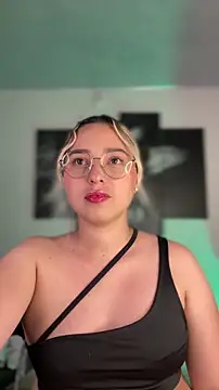 Snapshot of Irisweet_ chatting on February 4, 2026, 10:15 pm Irisweet online show from February 4, 2026, 10:15 pm