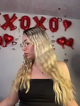 Snapshot of Irisweet_ chatting on February 21, 2026, 12:33 am Irisweet online show from February 21, 2026, 12:33 am