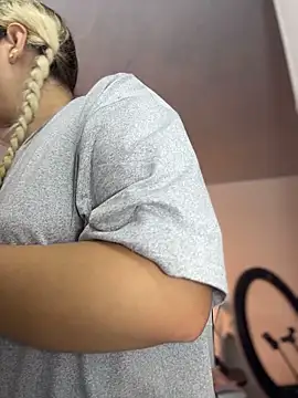 Snapshot of Irisweet_ chatting on February 25, 2026, 9:02 pm Irisweet online show from February 25, 2026, 9:02 pm