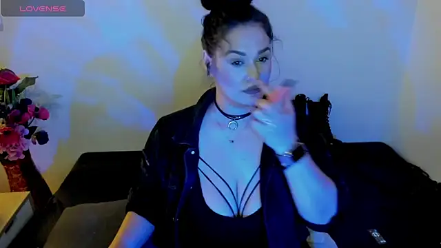 Snapshot of Laura_sinner chatting on June 2, 2026, 6:10 pm Laura sinner online show from June 2, 2026, 6:10 pm
