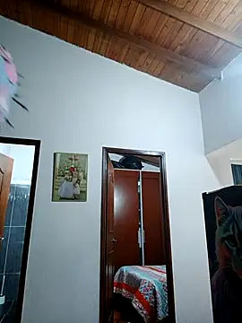 LunaZambrano online show from December 5, 2025, 2:14 pm