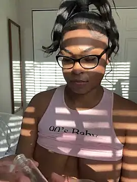 Snapshot of CandyLuxxxx chatting on January 17, 2025, 9:17 pm CandyLuxxxx online show from January 17, 2025, 9:17 pm