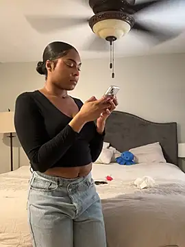 Snapshot of CandyLuxxxx chatting on February 11, 2025, 9:03 pm CandyLuxxxx online show from February 11, 2025, 9:03 pm