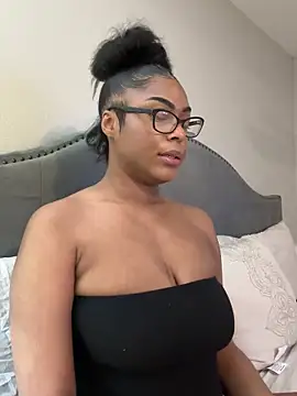 Snapshot of CandyLuxxxx chatting on March 6, 2025, 10:36 pm CandyLuxxxx online show from March 6, 2025, 10:36 pm