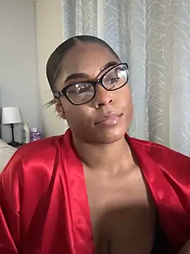 Snapshot of CandyLuxxxx chatting on March 21, 2025, 5:32 am CandyLuxxxx online show from March 21, 2025, 5:32 am