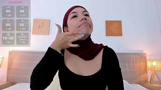 aisha vs online show from October 29, 2025, 1:24 pm