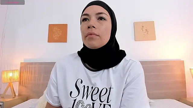 aisha vs online show from October 30, 2025, 12:50 pm