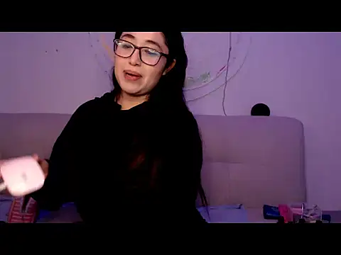 Snapshot of YummymeowW chatting on January 13, 2026, 4:01 pm YummymeowW online show from January 13, 2026, 4:01 pm