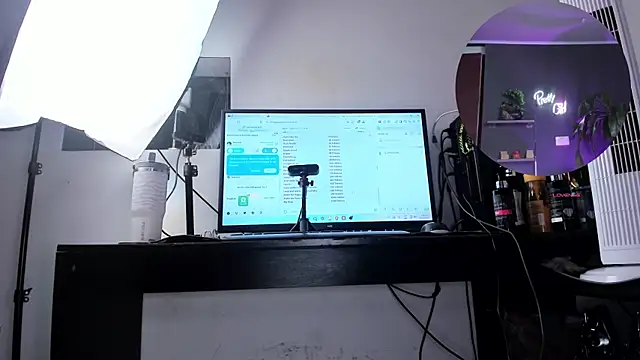 Snapshot of Katiehill_1 chatting on November 12, 2025, 7:24 pm Katiehill 1 online show from November 12, 2025, 7:24 pm