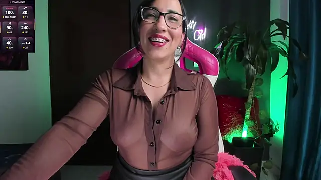 Snapshot of Katiehill_1 chatting on November 29, 2025, 12:35 am Katiehill 1 online show from November 29, 2025, 12:35 am