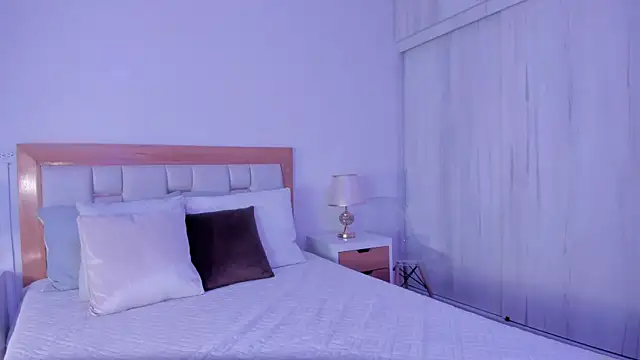 mia hank online show from April 7, 2026, 11:43 am