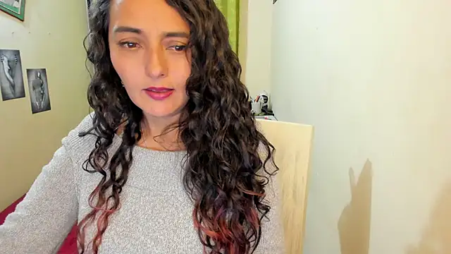 Snapshot of emma_luxy chatting on January 3, 2025, 6:01 am emma luxy online show from January 3, 2025, 6:01 am