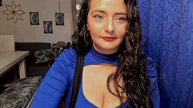 Snapshot of emma_luxy chatting on September 10, 2025, 10:32 pm emma luxy online show from September 10, 2025, 10:32 pm