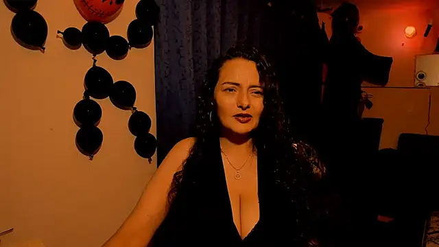 Snapshot of emma_luxy chatting on October 31, 2025, 12:33 am emma luxy online show from October 31, 2025, 12:33 am