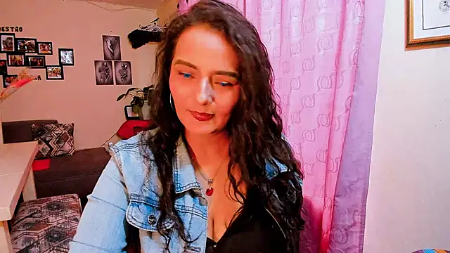 Snapshot of emma_luxy chatting on January 15, 2026, 9:51 pm emma luxy online show from January 15, 2026, 9:51 pm