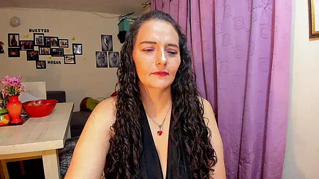 Snapshot of emma_luxy chatting on February 20, 2026, 4:42 am emma luxy online show from February 20, 2026, 4:42 am