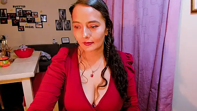 Snapshot of emma_luxy chatting on February 25, 2026, 4:44 am emma luxy online show from February 25, 2026, 4:44 am