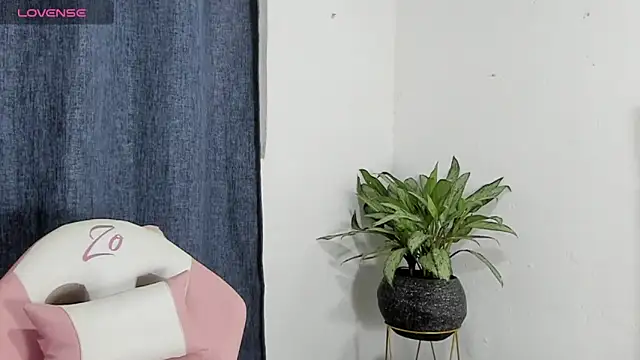 Snapshot of zoe69x chatting on March 6, 2025, 5:35 am zoe69x online show from March 6, 2025, 5:35 am