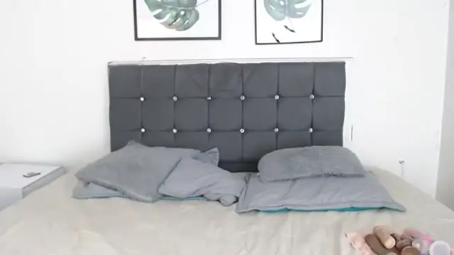 selena yourmilf online show from December 18, 2025, 3:40 pm