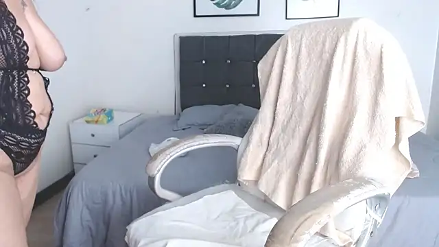 selena yourmilf online show from April 14, 2026, 2:34 pm