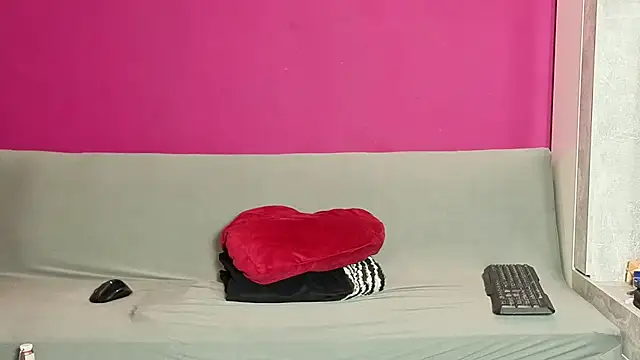 Snapshot of Young_Strawberryy chatting on October 18, 2025, 8:04 am Young Strawberryy online show from October 18, 2025, 8:04 am