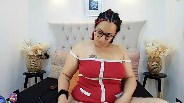 Snapshot of MIchelMomet chatting on February 18, 2025, 4:15 am MIchelMomet online show from February 18, 2025, 4:15 am