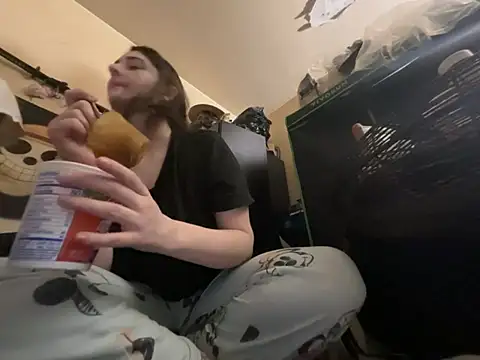 Snapshot of Snowbunnycake_131 chatting on January 13, 2026, 7:57 am Snowbunnycake 131 online show from January 13, 2026, 7:57 am