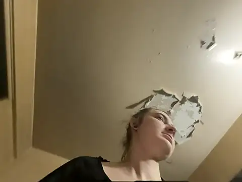 Snowbunnycake 131 online show from May 22, 2026, 6:09 am
